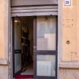 ...ci troviamo davanti a un locale al piano terra...